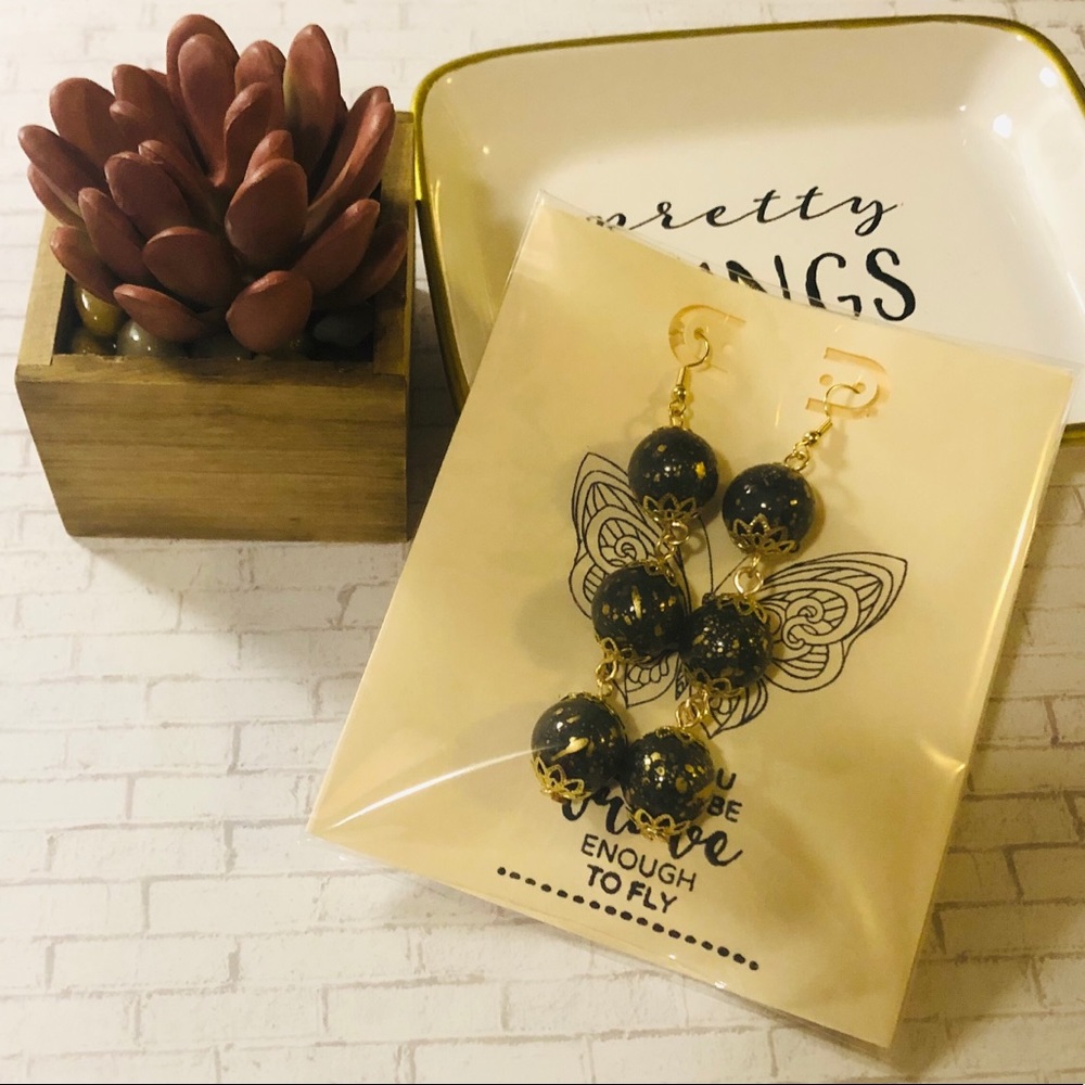 Gold speckled dangle earrings...